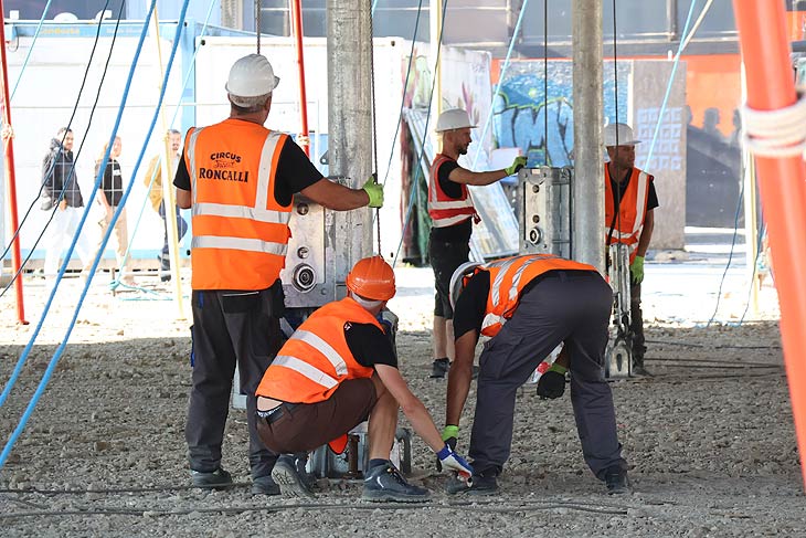 Roncalli - Aufbau des Zeltes am 06.10.2023 im Werksviertel-Mitte (©Foto:Martin Schmitz)
